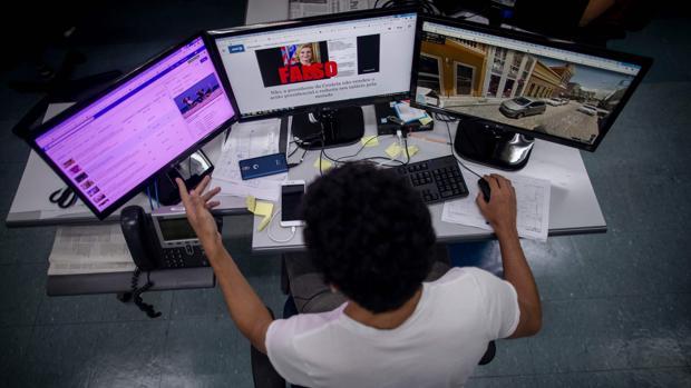 Un periodista de AFP chequea las noticias