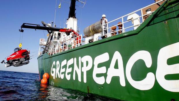 Una embarcación de Greenpeace que realiza tareas de investigación de vertidos contaminantes y su impacto en la vida marina en el Golfo de México