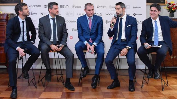 De izquierda a derecha Fernando Belzunce, Óscar Huerta, Ignacio Mariscal, Fernando Sanz y Álvaro Fernández, en la Residencia del embajador de España en Chile en el IV Foro Futuro en Español