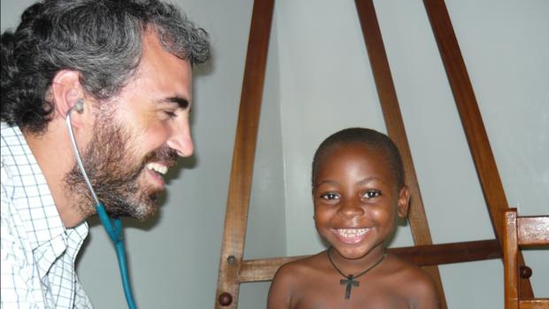 El pediatra Pablo Rojo explorando a un niño en África