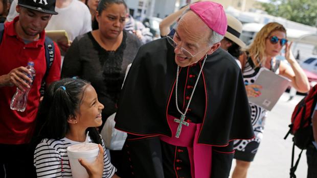 Montseñor Seitz ceuza el Paso del Norte con una familia hondureña