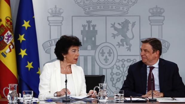 La portavoz del Gobierno, Isabel Celaá, junto al ministro Luis Planas