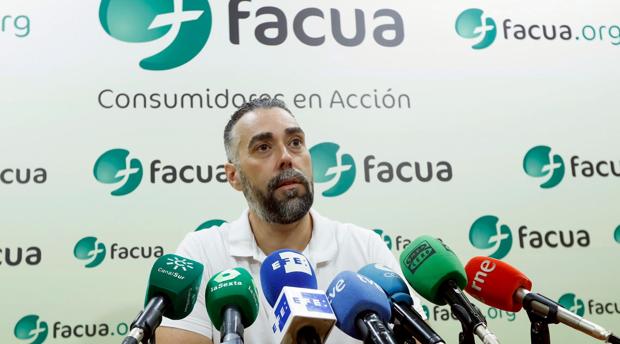 Ruben Sánchez, portavoz de Facua, durante una rueda de prensa en Sevilla el pasado 20 de agosto