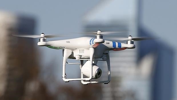 Modelo de un drone con cámara incorporada