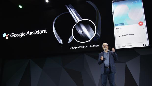 Scott Huffman, vicepresidente de Google durante la presentación del CES 2018