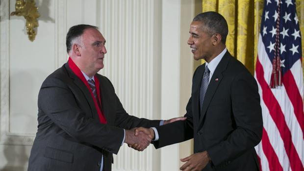El presidente de EE.UU., Barack Obama (d), otorga la Medalla Nacional de las Artes al chef español José Andrés