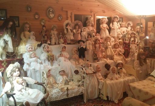 La colección de muñecas de Teresa Martín, tal como están ahora, en su domicilio de Sevilla