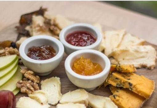 Los platos de quesos de la Viblioteca, en el barrio de Gràcia